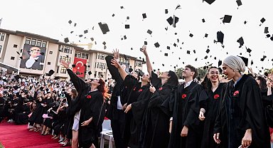 Koç Üniversitesi'nde 32'inci dönem mezuniyet sevinci