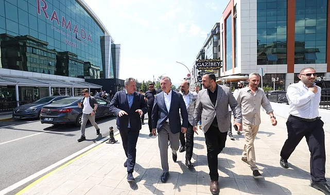 Kocaeli'de uçak pistine dönen cadde esnafından Başkan'a teşekkür