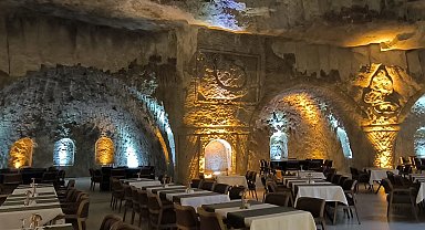 Mardin'de 15 yıllık emek: Kayaları oyup 400 kişilik dev mağara restaurant açtı!