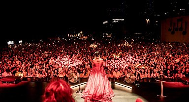 Melike Şahin'den Maximum Uniq Açıkhava'da unutulmaz gece