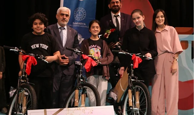 Sakarya'da bilim çocukları ödüllerine kavuştu