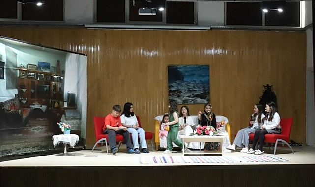 Türkeli’de “Çatlak Aile” tiyatro gösterisi sahnelendi