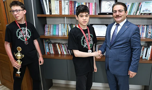 Türkiye ikincisi satranç takımından İl Milli Eğitim'e ziyaret