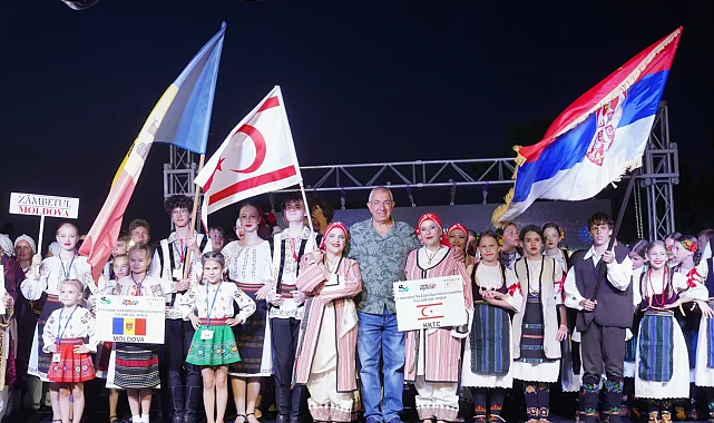 Uluslararası Halk Oyunları Ayvalık'ta sahne aldı