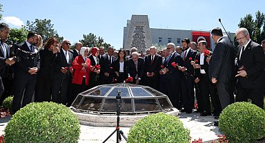 15 Temmuz'da TBMM'de ilk bombanın düştüğü alana karanfil bırakıldı