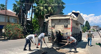 Antalya Finike'de yollar yenileniyor bordürler boyanıyor