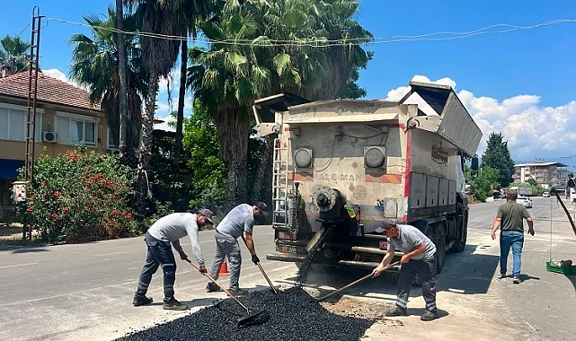 Antalya Finike'de yollar yenileniyor bordürler boyanıyor