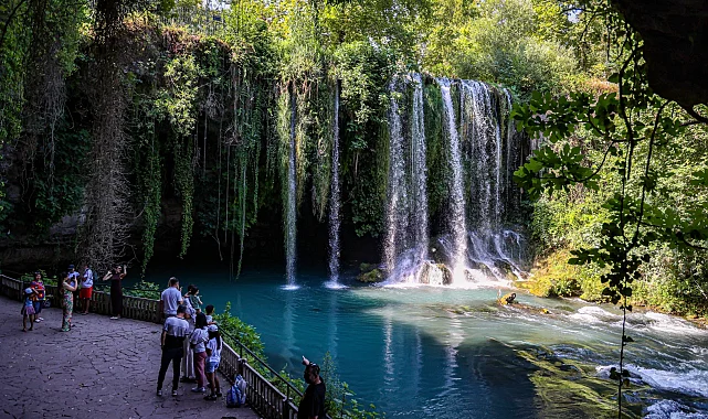 Antalya'da Düden Şelalesi ziyaretçilerini ağırlıyor