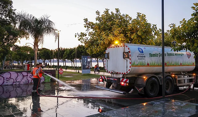 Antalya'da Konyaaltı Sahili'nde 7/24 temizlik mesaisi