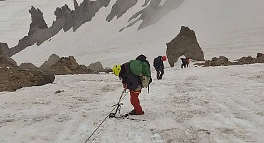 Bursa İnegöl Belediyespor dağcıları 15 Temmuz için Erciyes'e tırmandı