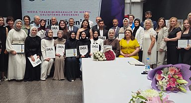Bursa'da geleceğin moda tasarımcıları sertifikalandı