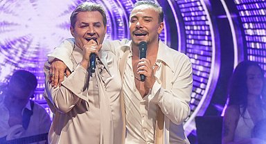 Cenk Eren ve Armağan Çağlayan aynı sahnede