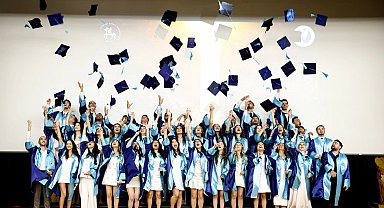 Dokuz Eylül'de Diş Hekimliği ilk mezunlarını verdi