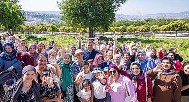 İzmir'de kadın üreticilerden hasat sevinci