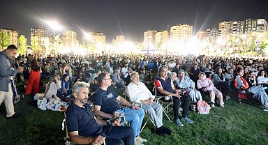 Kayseri Talas'ta yaz akşamları açık hava sinemasıyla renklendi
