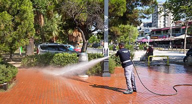 Maltepe'de toplu temizlik çalışmaları sürüyor