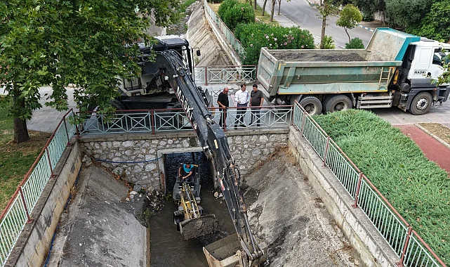 Manisa kent merkezinde dere ve kanal temizliği