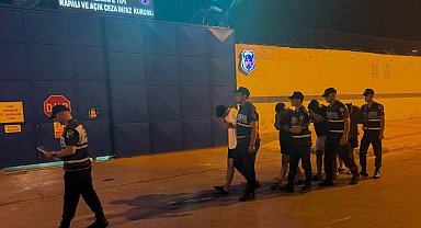Mersin'de polise mukavemete 4 tutuklama