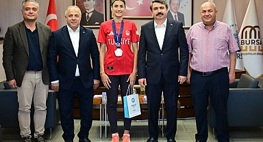 Milli tekvandocu madalya sevincini Oktay Yılmaz'la paylaştı