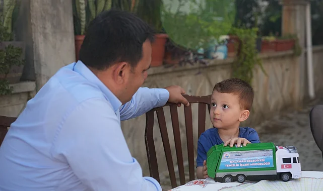 Muğla Dalaman'da çöp kamyonu sevgisi oyuncağa dönüştü