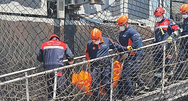 Trabzon'da İHA saldırısı kurbanı denizci gemiden çıkarıldı