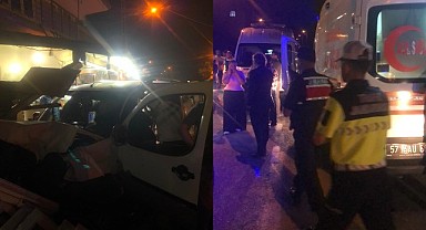 Türkeli'de otomobil kahvehaneye girdi: 2 yaralı