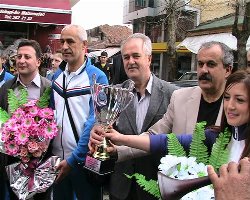 Araç şampiyon takımı bağrına bastı