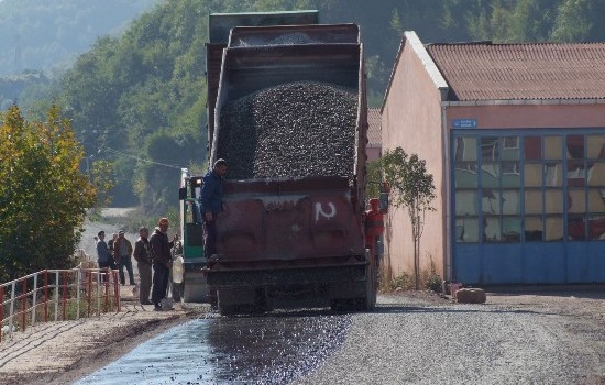 Ayancık’ta asfalt ve parke çalışmaları tam gaz