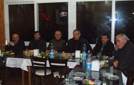 Özcan’dan MHP’lilerle yemekli toplantı