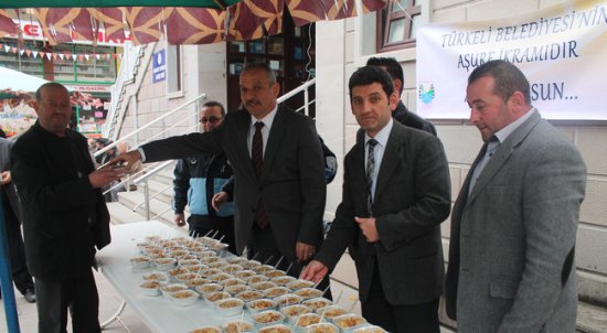 Belediyeden ilçe halkına aşure ikramı