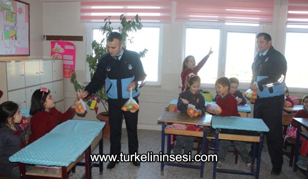 Belediyeden öğrencilere meyve ikramı