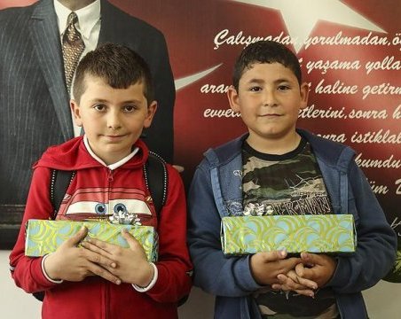 Buldukları parayı banka kapısının altından içeri attılar