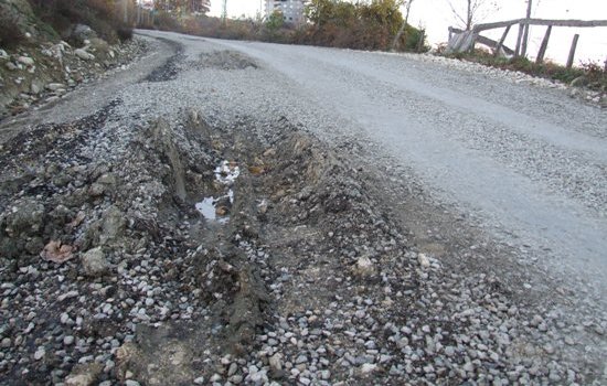 Daha bir ay geçmeden bozulan yol