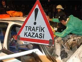 Damperli kamyon devrildi: 3 yaralı