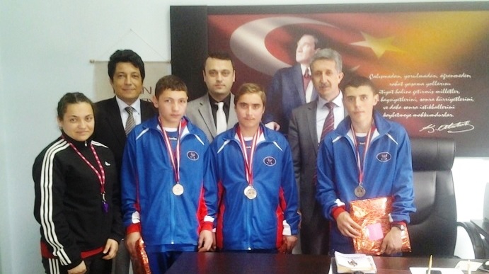 İlde derece alan öğrencilere Türkeli Milli Eğitim’den ödül