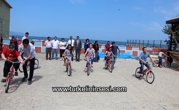 İlkokul öğrencilerine bisiklet dağıtıldı