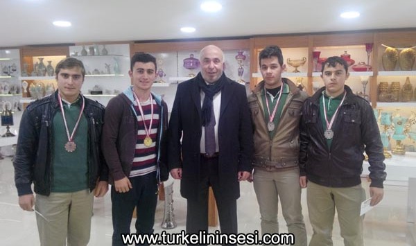 İş adamından, başarılı öğrencilere örnek davranış