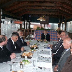Kaymakam Korkmaz, adaylara ve parti başkanlarına yemek verdi