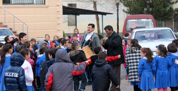 Müdürün arkasından davul çaldılar