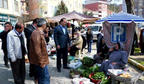 Muhtar Adayı Öztürk, Pazar esnafını ziyaret etti