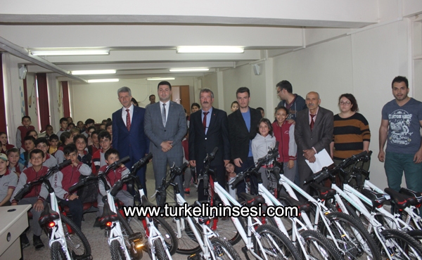 Öğrencilere bisiklet dağıtıldı