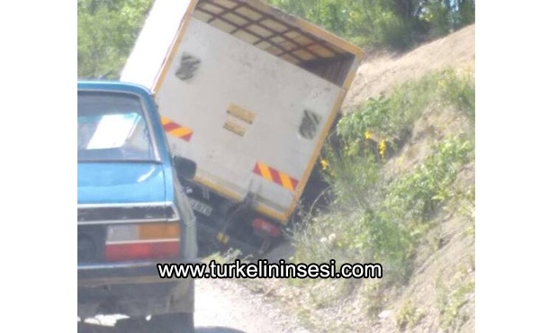Servis yolunda kamyonet kazası