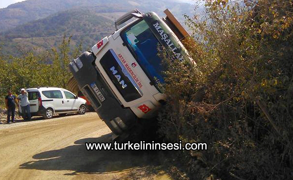 Taş yüklü kamyon devrildi