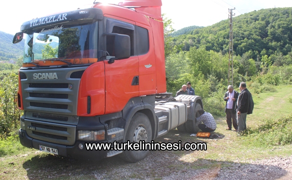 Tır devrildi, yol ulaşıma kapandı