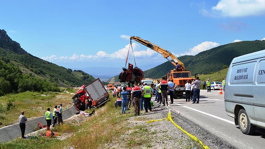 Tır ile otomobil çarpıştı: 5 ölü, 3 yaralı