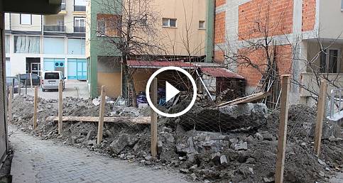 "Tapusu bende" dedi, yolu kapattı